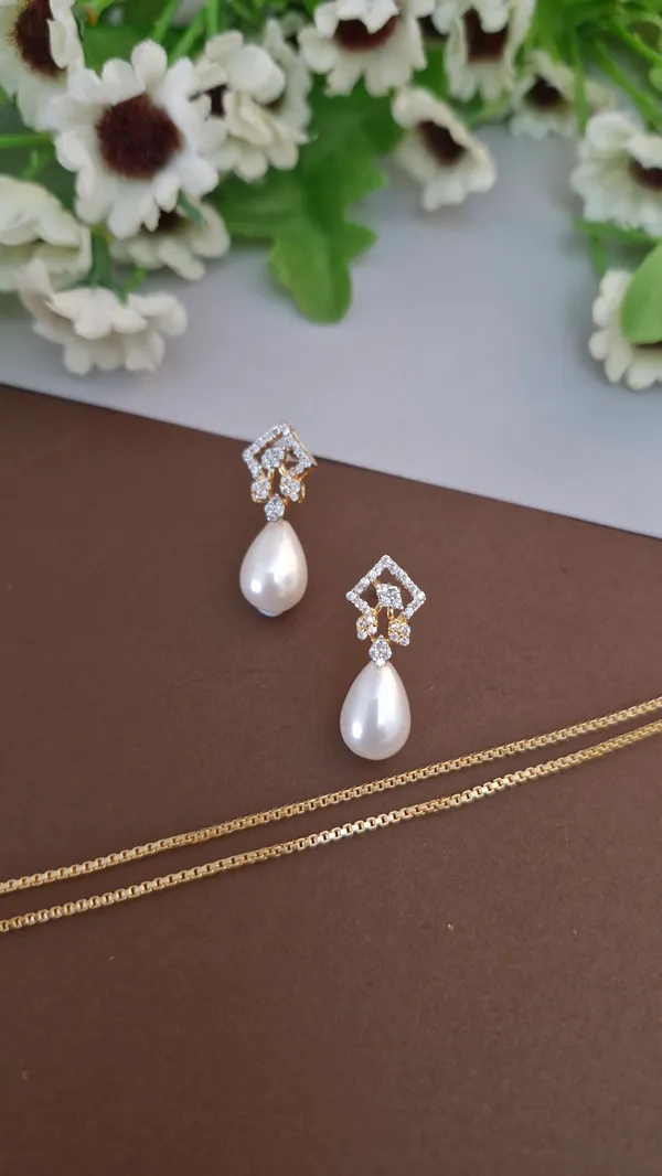 Diamond_And_Moti_Studded_Pendant_Set