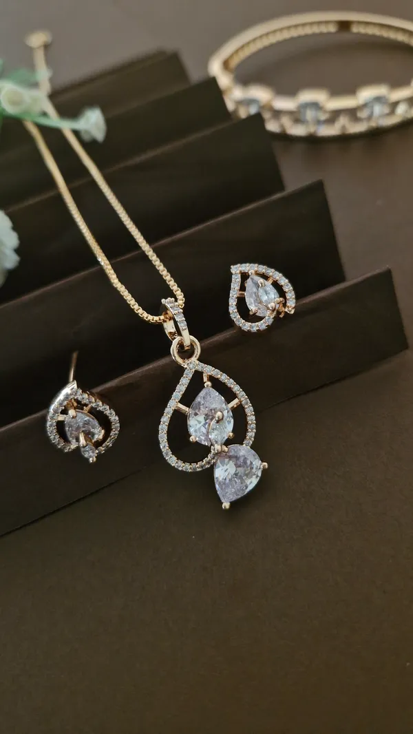 Paan_Design_Diamond_Pendant_Set