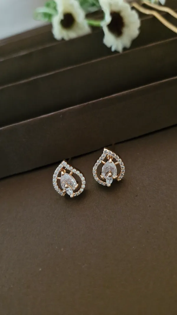Paan_Design_Diamond_Pendant_Set