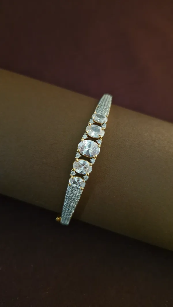 Gold_Delicate_Diamond_Bracelet_For_Women