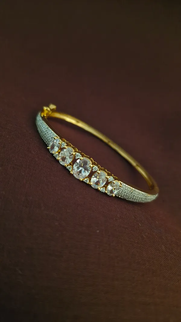 Gold_Delicate_Diamond_Bracelet_For_Women