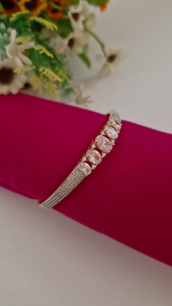 Gold_Delicate_Diamond_Bracelet_For_Women