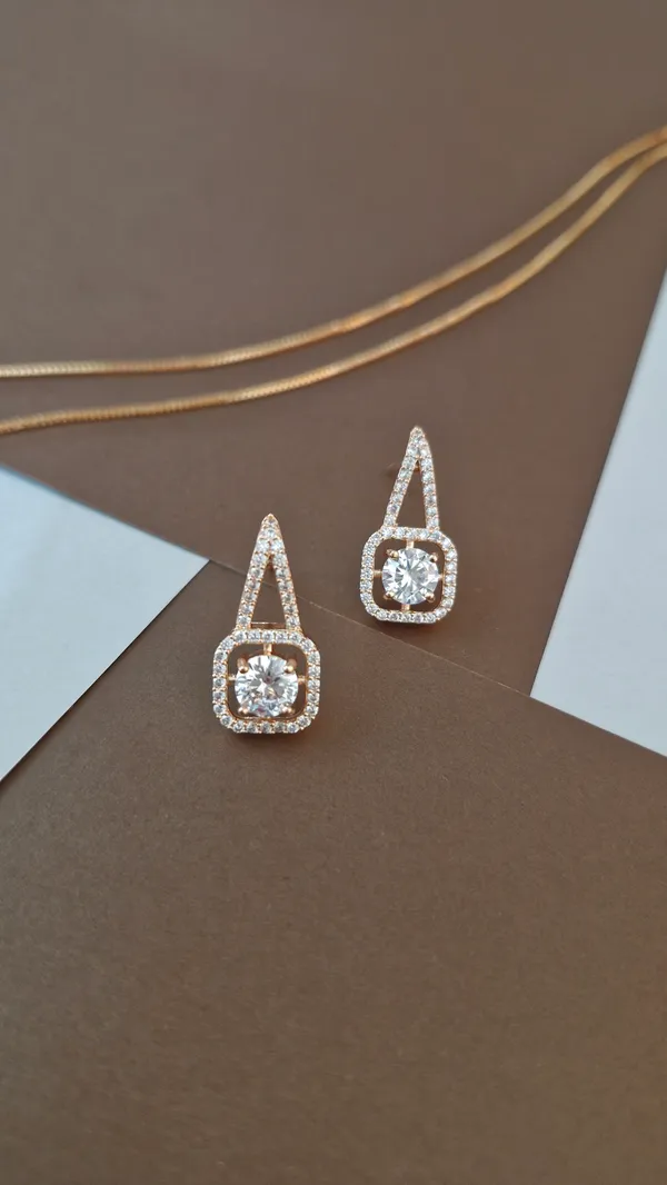 Delicate_Diamond_Pendant_Set
