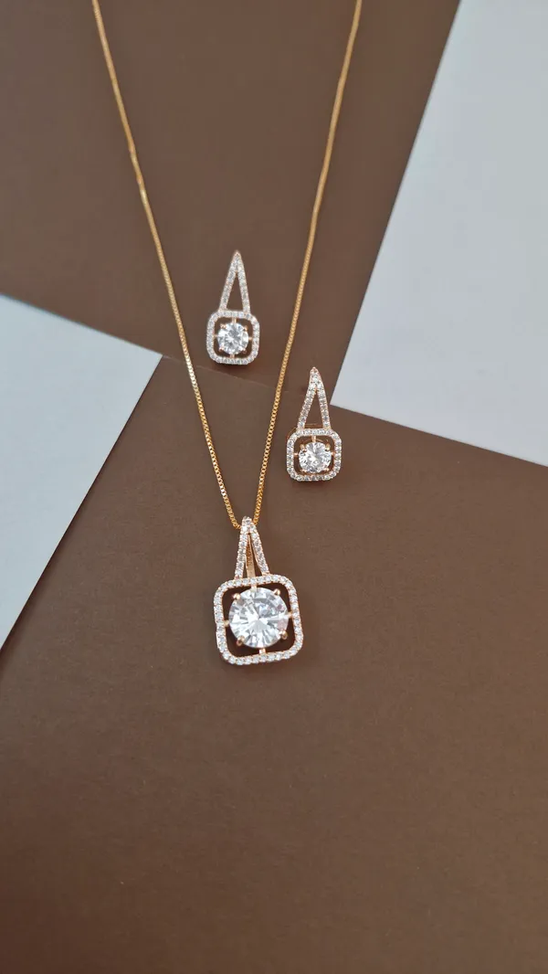 Delicate_Diamond_Pendant_Set