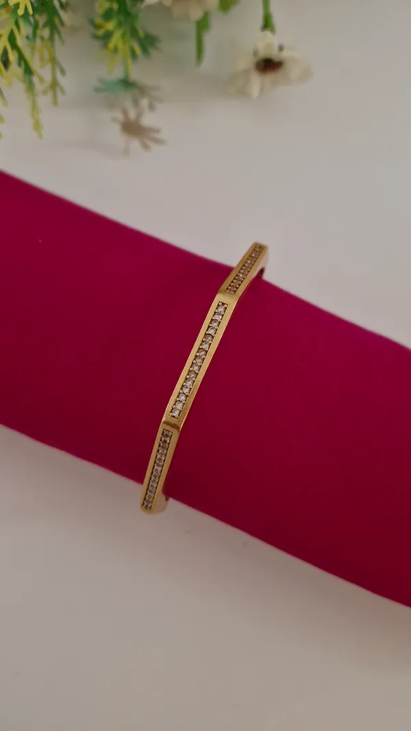 Gold_Hexagon_Design_Bracelet_For_Women