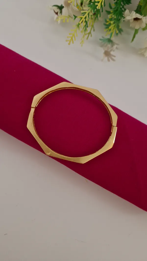 Gold_Hexagon_Design_Bracelet_For_Women
