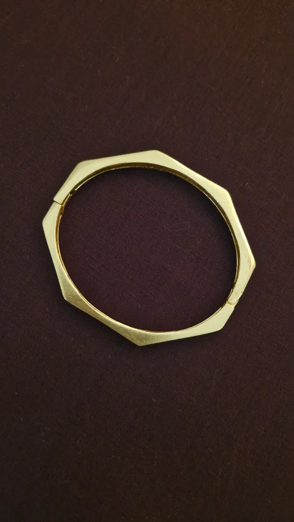 Gold_Hexagon_Design_Bracelet_For_Women