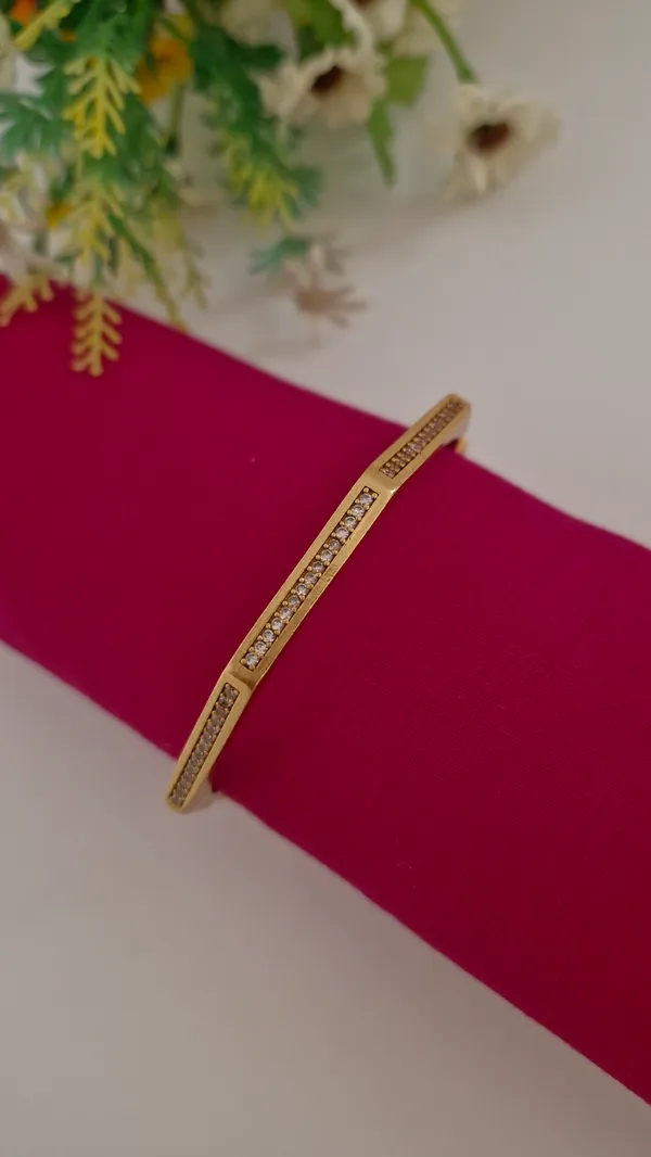 Gold_Hexagon_Design_Bracelet_For_Women