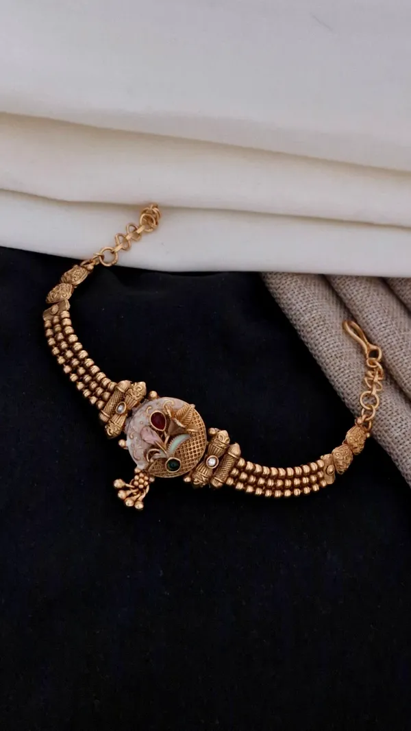 Gold_Antique_Haath_Pochi_For_Women