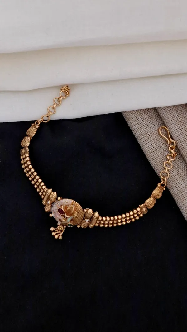 Gold_Antique_Haath_Pochi_For_Women