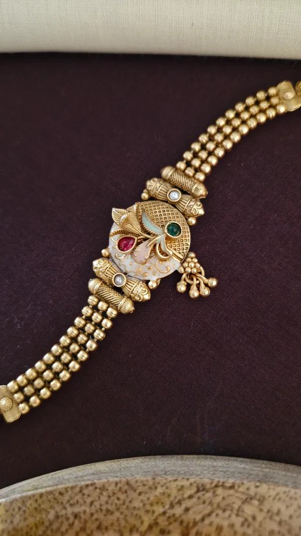 Gold_Antique_Haath_Pochi_For_Women