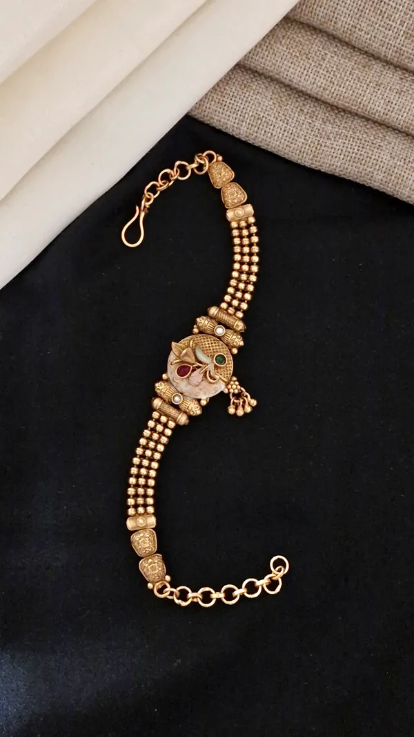 Gold_Antique_Haath_Pochi_For_Women