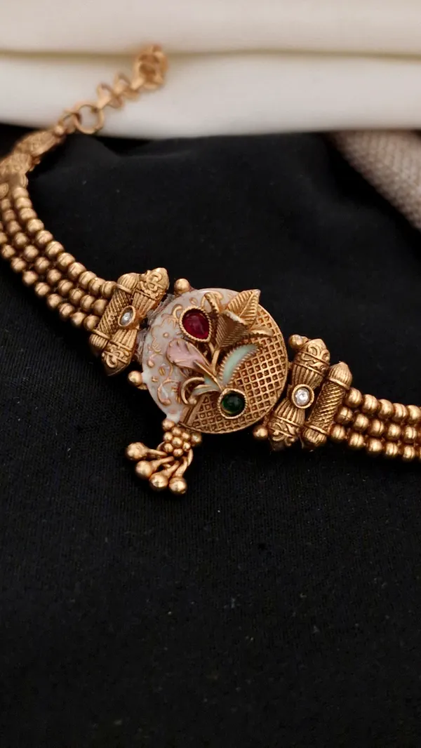 Gold_Antique_Haath_Pochi_For_Women