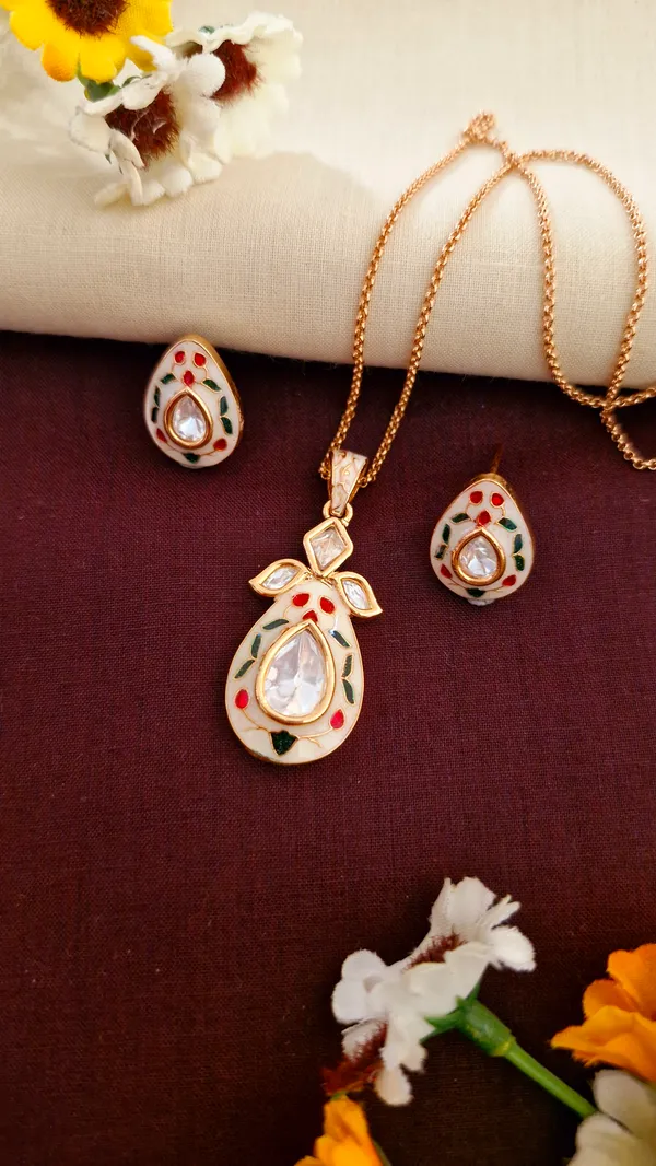 Gold_Petal_Design_Pendant_Set_With_Earrings