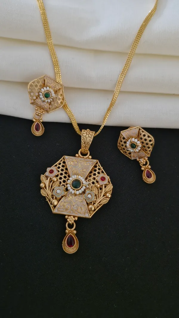 Gold_Moti_And_Diamond_Work_Pendant_Set_For_Women