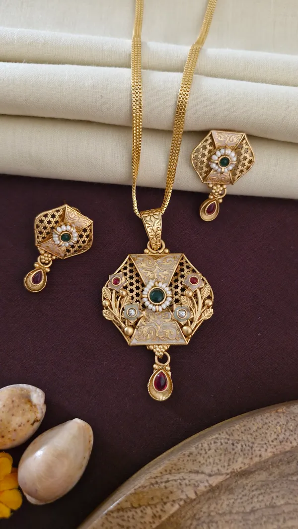 Gold_Moti_And_Diamond_Work_Pendant_Set_For_Women