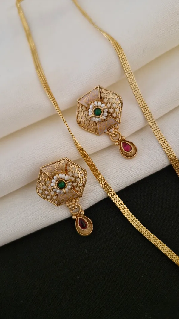 Gold_Moti_And_Diamond_Work_Pendant_Set_For_Women