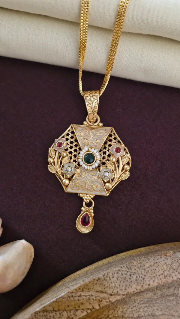 Gold_Moti_And_Diamond_Work_Pendant_Set_For_Women