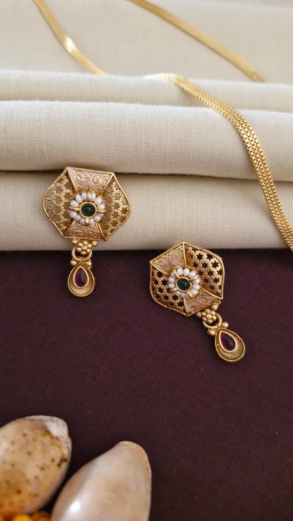 Gold_Moti_And_Diamond_Work_Pendant_Set_For_Women