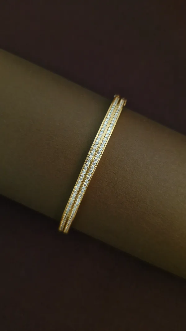 Gold_Diamond_Studded_Bracelet_For_Women