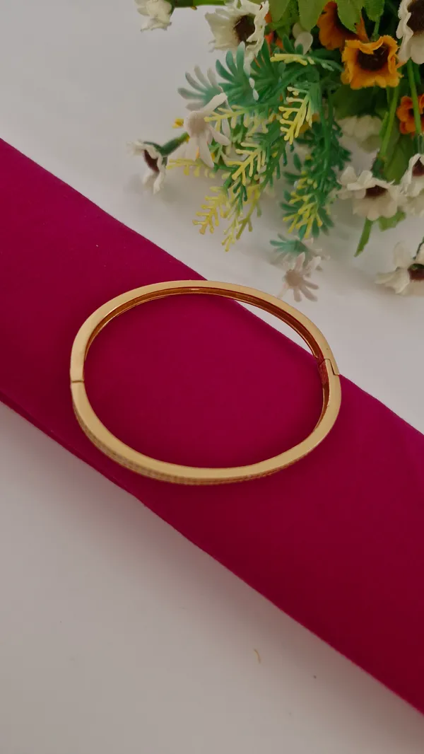 Gold_Diamond_Studded_Bracelet_For_Women