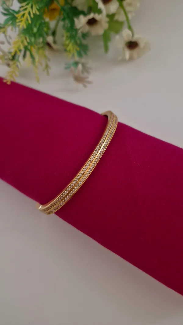 Gold_Diamond_Studded_Bracelet_For_Women