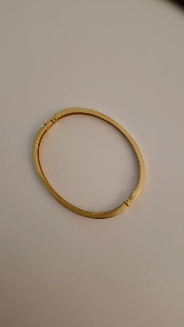 Gold_Diamond_Studded_Bracelet_For_Women