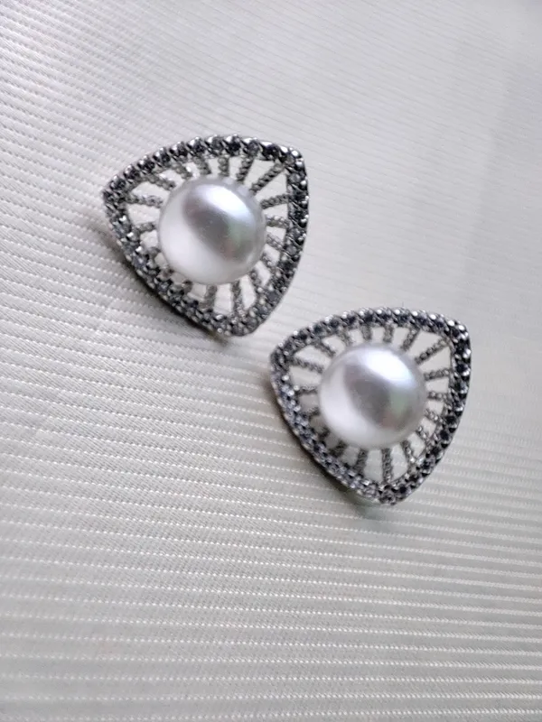 Twinkling_Silver_Pearl_Studs_For_Women