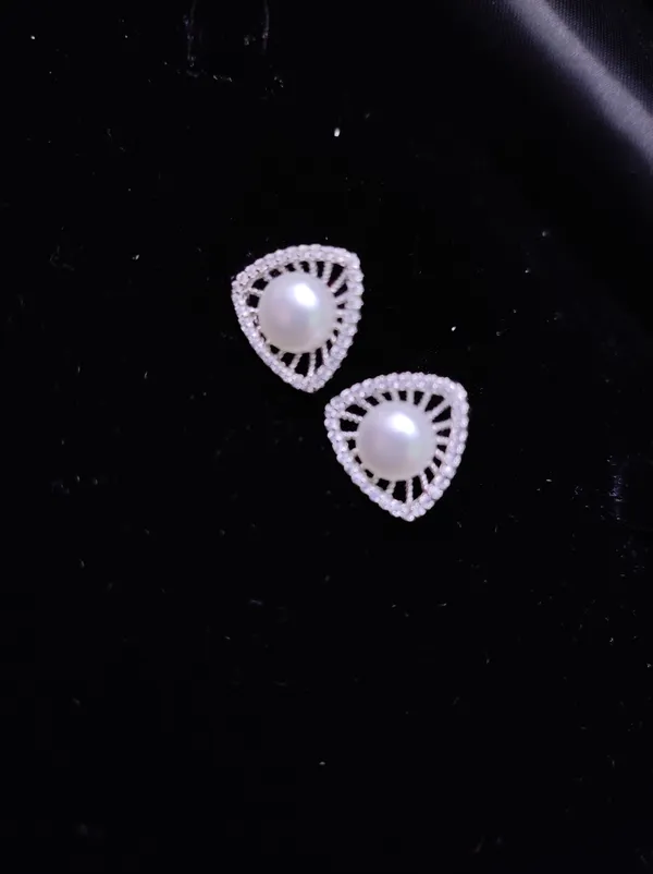 Twinkling_Silver_Pearl_Studs_For_Women