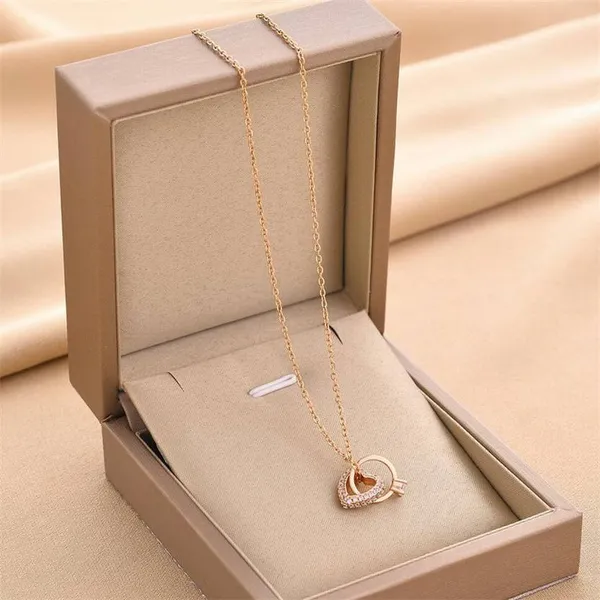 Interlocked_Heart_Ring_Design_Pendant_For_Women