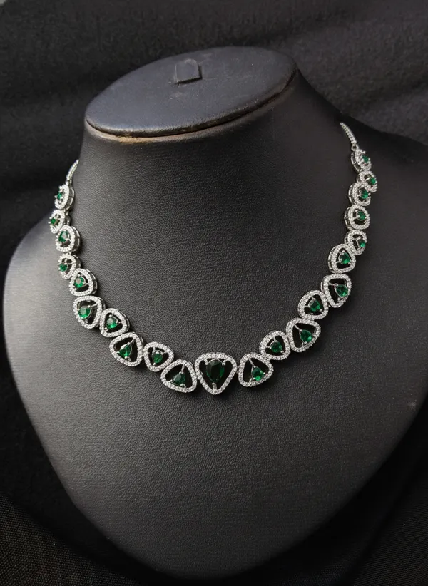 Elegant_Emerald_Diamond_Necklace