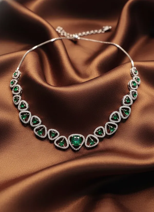 Elegant_Emerald_Diamond_Necklace