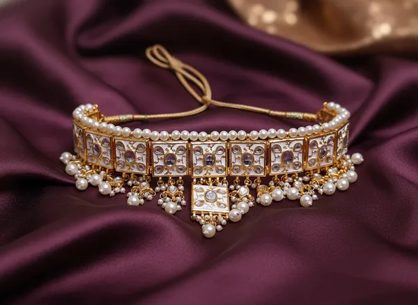 Elegant_Golden_Pearl_Square_Choker