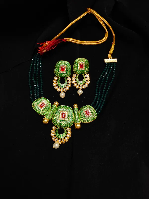 Enchanting_Green_Radiance_Choker_For_Women