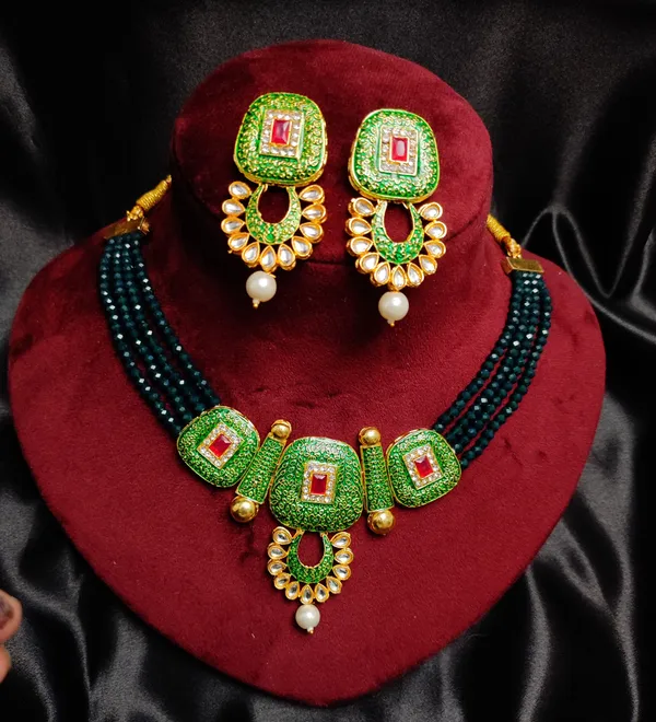 Enchanting_Green_Radiance_Choker_For_Women
