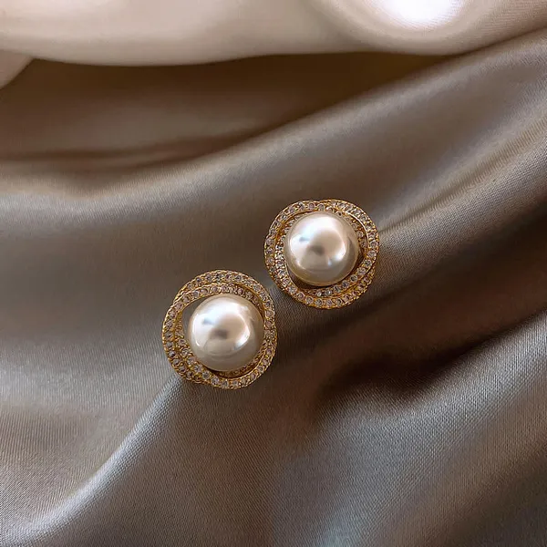 Soft_pearl_center_framed__gold_Studs_