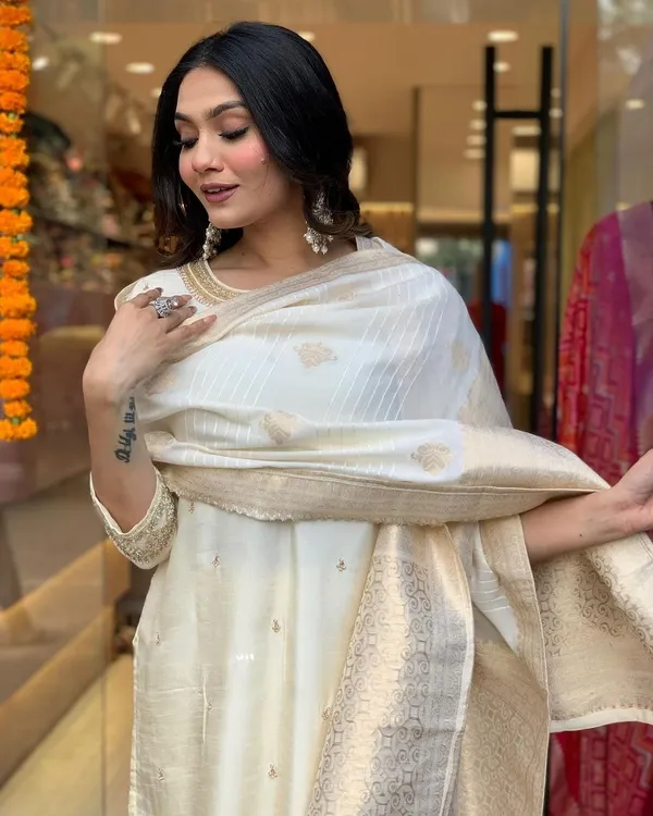 White__Designer_Viscose_Chanderi_Embroidered_Straight_Kurta_With_Viscose_Chanderi_Dupatta_For_Wedding_Party