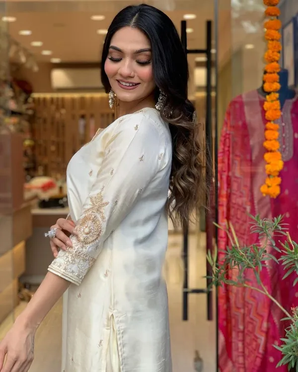 White__Designer_Viscose_Chanderi_Embroidered_Straight_Kurta_With_Viscose_Chanderi_Dupatta_For_Wedding_Party