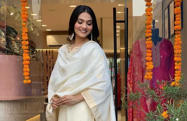 White__Designer_Viscose_Chanderi_Embroidered_Straight_Kurta_With_Viscose_Chanderi_Dupatta_For_Wedding_Party