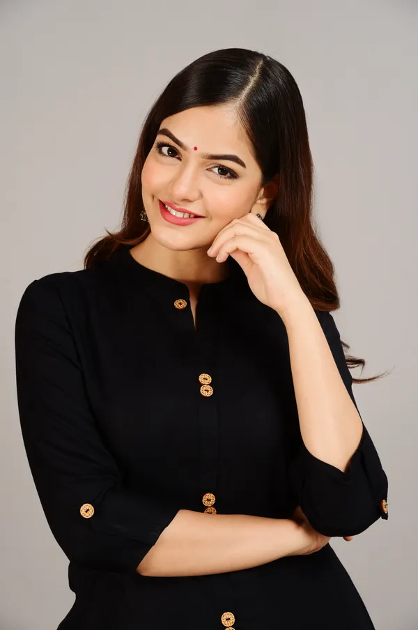 Black_Mandarin_Collar_Roll-Up_Sleeves_Straight_Kurta_For_Women