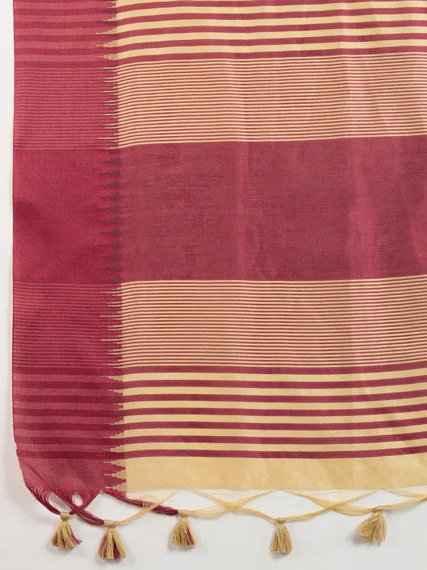 Solid_Design_With_Contrast_Temple_Border_Raw_Silk_Saree_With_Striped_Thread_Woven_Pallu