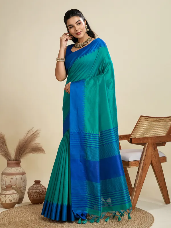 Solid_Design_With_Contrast_Temple_Border_Raw_Silk_Saree_With_Striped_Thread_Woven_Pallu