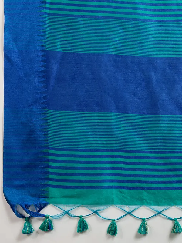 Solid_Design_With_Contrast_Temple_Border_Raw_Silk_Saree_With_Striped_Thread_Woven_Pallu