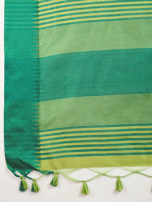 Solid_Design_With_Contrast_Temple_Border_Raw_Silk_Saree_With_Striped_Thread_Woven_Pallu