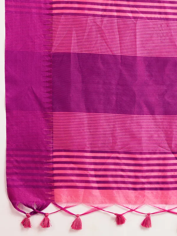 Solid_Design_With_Contrast_Temple_Border_Raw_Silk_Saree_With_Striped_Thread_Woven_Pallu