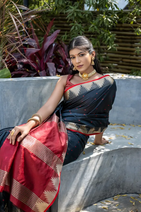 Black_Raw_Silk_Saree_With_Blouse_Piece_For_Women