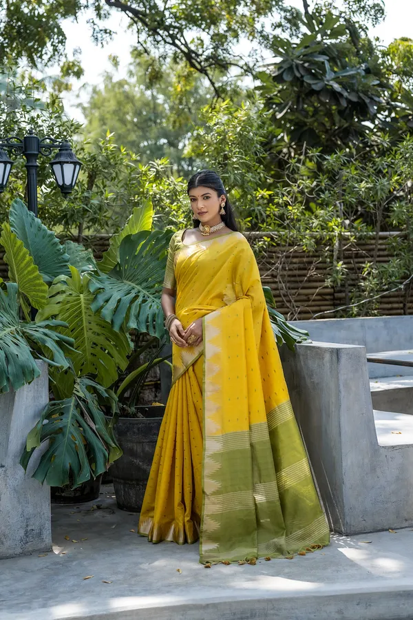 Yellow_Raw_Silk_Saree_With_Blouse_Piece_For_Women