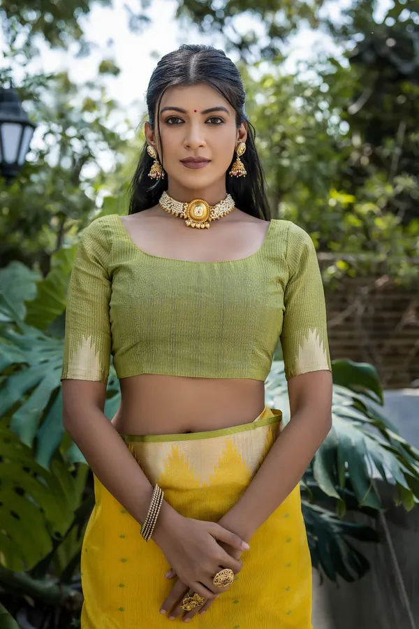 Yellow_Raw_Silk_Saree_With_Blouse_Piece_For_Women