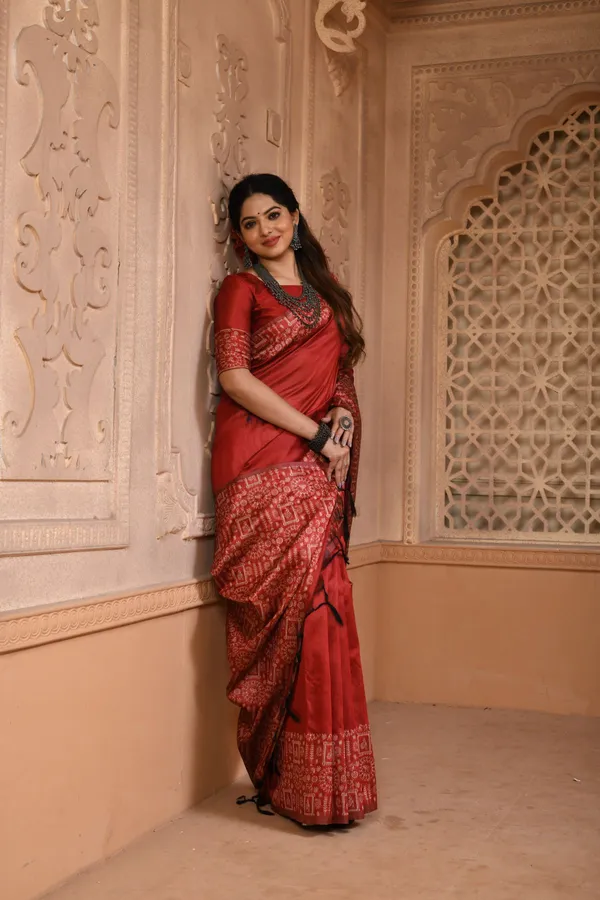 Red_Handloom_Silk_Saree_With_Blouse_Piece_For_Women