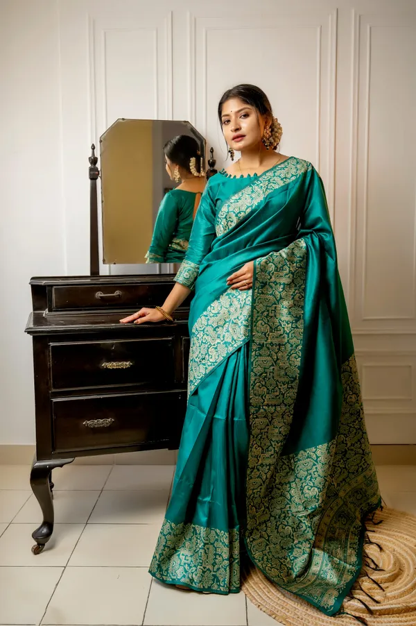 Rama_Green_Handloom_Silk_Saree_With_Blouse_Piece_For_Women
